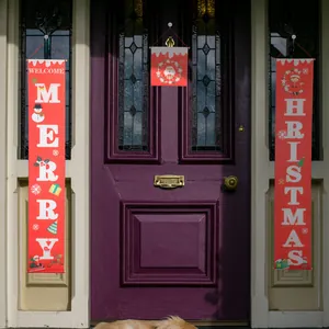 Rote Frohe Weihnachten Türbanner-Set an einer stilvollen violetten Eingangstür