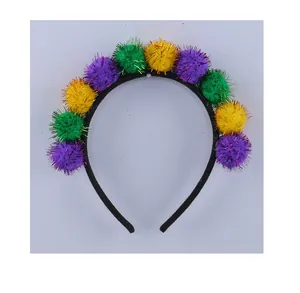 Detail van carnavals hoofdband met kleurrijke paarse, groene en gele glitter pompons