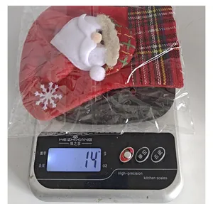 Gedetailleerd overzicht van een kleine kerstsok met een gewicht van 14g op de weegschaal