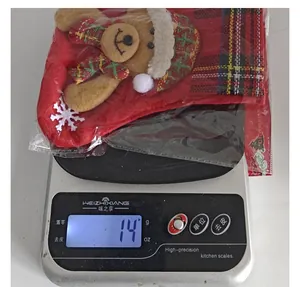 Gedetailleerd overzicht van een kleine rode kerstsok cadeauzakje wegend 14 gram.