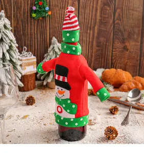 Vista detallada de la funda roja para botellas con diseño de muñeco de nieve