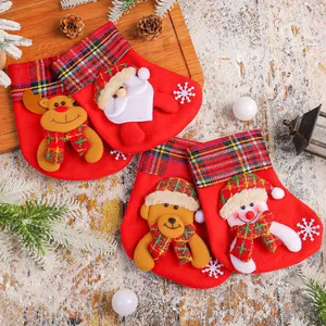Set van 4 mini kerstsokken met 3D Kerstman Sneeuwpop Rendier Beer ontwerpen voor snoepcadeaus