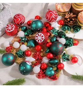 Detailansicht eines festlichen Weihnachtskugel-Sets mit roten, grünen und weißen Ornamenten.