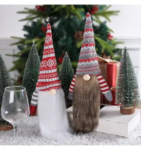 Détail de deux gnomes de Noël tricotés avec de longues barbes pour table de fête