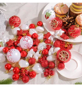 Sortierte rote und weiße Weihnachtskugeln mit Rentier- und Sternenmuster für die Deko