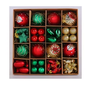 Festliches Set aus roten grünen und goldenen Weihnachtskugeln in einer Geschenkbox