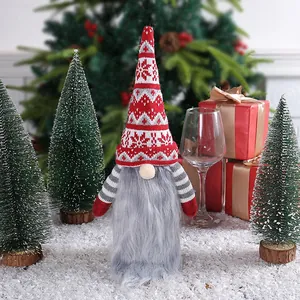 Couverture de bouteille de vin gnome de Noël faite à la main avec bonnet tricoté rouge