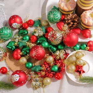 Festliches Weihnachtsbaumkugel-Set in Rot, Grün und Gold für stimmungsvolle Dekoration.