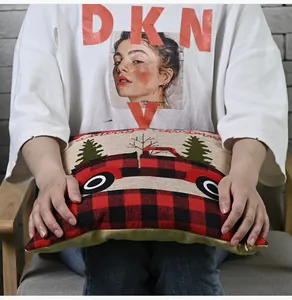 Vista detallada de la funda de cojín navideña con patrón de camión de cuadros rojo negro