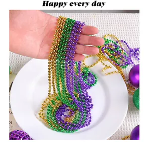 Vue détaillée des colliers de perles de Mardi Gras en or, vert et violet brillant
