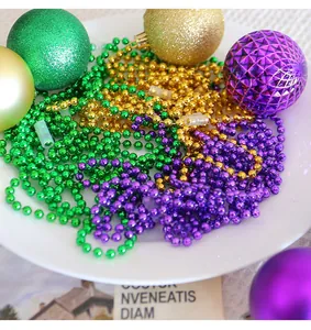 Vue détaillée de colliers de perles Mardi Gras brillants en vert, or et violet