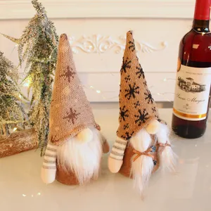 Dos gnomos navideños festivos con gorros de punto de copos de nieve y barbas de felpa