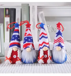 Set di quattro gnomi patriottici americani con stelle e strisce per decoro casalingo.