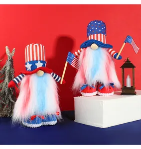 Dettaglio di gnomi patriottici del 4 luglio con bandiere americane e decorazioni