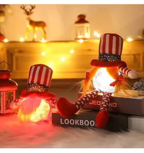Primo piano di gnomi patriottici luminosi su libri decorativi per il 4 luglio