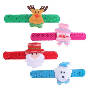 Lot de quatre bracelets de Noël colorés pour enfants avec des motifs de Père Noël et renne