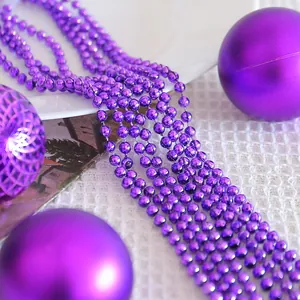 Collier de perles de Mardi Gras violet pour fête festive et décoration de vacances.