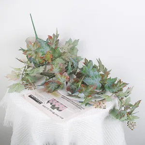 Ghirlanda autunnale artificiale con foglie di acero e bacche per decorazione domestica
