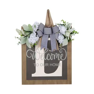 Targa porta in legno personalizzata con lettera L, fiori artificiali e fiocco a righe