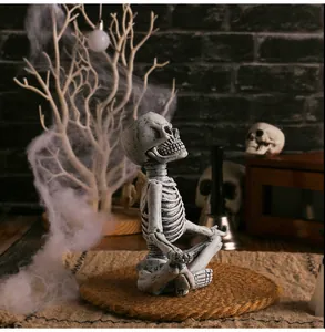 Détail d'une figurine de squelette de yoga en résine en pose de méditation pour Halloween