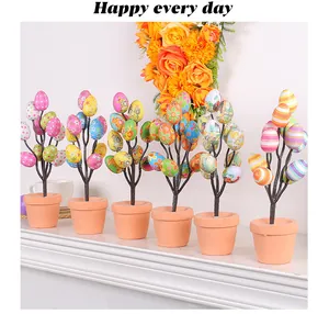 Variedad de plantas en macetas con huevos de Pascua y estampados para decoración festiva.