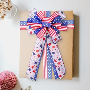 Fiocco patriottico del 4 luglio con nastro a stelle e strisce della bandiera USA