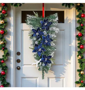 Elegante kerstversiering met blauwe fluwelen kerststerren aan een witte deur