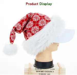 Seitenansicht einer gestrickten roten Weihnachtsmütze mit weißem Pelzbesatz und Visier.