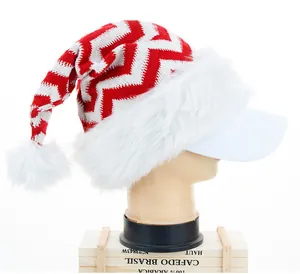 Festliche gestrickte Weihnachtsmütze mit rot-weißem Zickzack-Muster und weichem Pelzbesatz