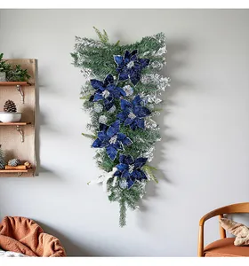 Detailweergave van kerstversiering met blauwe fluwelen bloemen en zilveren glittertakjes