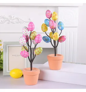 Vista detallada de dos plantas en maceta de huevos de Pascua con flores y puntos de colores.