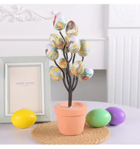 Encantadora maceta de huevos de Pascua con estampados vintage y huevos decorativos.
