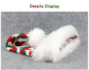 Nahaufnahme einer gestreiften gestrickten Weihnachtsmütze mit weißem Plüschbesatz