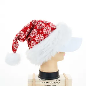 Festliche rot-weiße gestrickte Weihnachtsmütze mit Schneeflockenmuster und weißem Visier