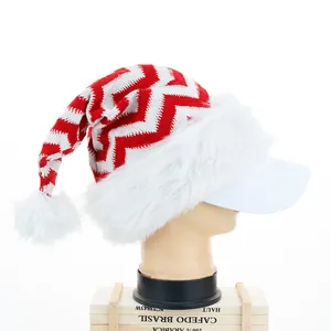 Gestrickte rot-weiß gestreifte Weihnachtsmütze mit Kunstpelzbesatz und weißem Visier
