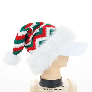 Festliche gestrickte rot-grüne Weihnachtsmanmütze mit Plüschbesatz und weißem Visier