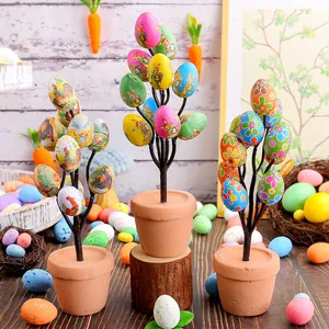 Plantas en maceta de bonsái de huevos de Pascua coloridos con estampados de conejos.
