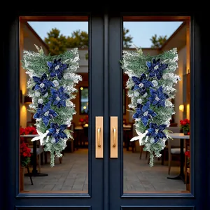 Elegante blauwe en zilveren kerstversieringen in druppelvorm aan glazen dubbele deuren