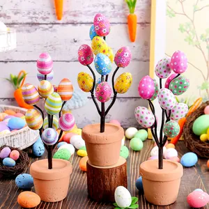 Juego de tres plantas en maceta con huevos de Pascua coloridos para decoración festiva