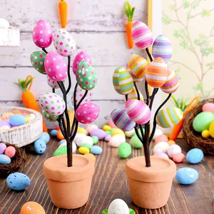 Planta en maceta con huevos de Pascua decorada con lunares y rayas de colores
