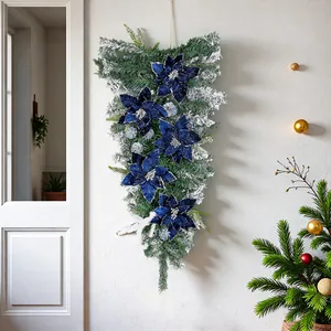 Elegante kerst teardrop swag met blauwe fluwelen kerststerren en zilveren accenten voor decor.