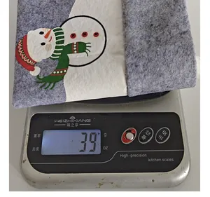 Detailed weight measurement showing 39g for the Christmas snowman car seat headrest cover