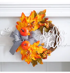 Primer plano de corona de otoño con hojas de arce, calabazas y cartel de hello Fall