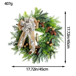 Rustikaler Weihnachtskranz mit Zapfen, goldenen Glocken, Eukalyptus und Leinenschleife