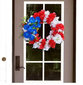 Ghirlanda di fiori artificiali rossa bianca e blu per il Giorno dell'Indipendenza sulla porta