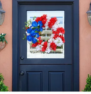 Ghirlanda patriottica Giorno Indipendenza fiori rossi bianchi blu su porta nera