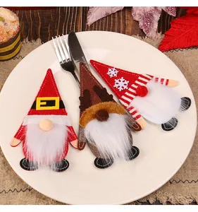 Kerstkabouter vilt bestekhouder set op een wit bord voor feestelijke tafeldecoratie