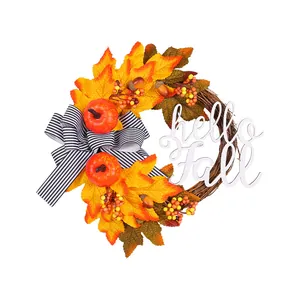 Decoratieve herfstkrans met oranje esdoornbladeren, pompoenen en hello fall bordje
