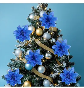 Lebhafte blaue dreilagige künstliche Weihnachtssternblüten an einem Weihnachtsbaum