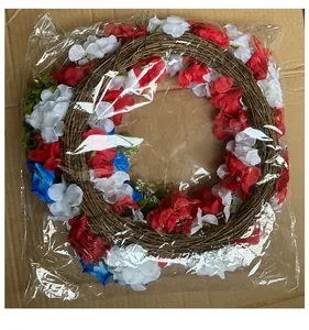 Dettaglio di una ghirlanda di fiori artificiali per l'Independence Day in plastica